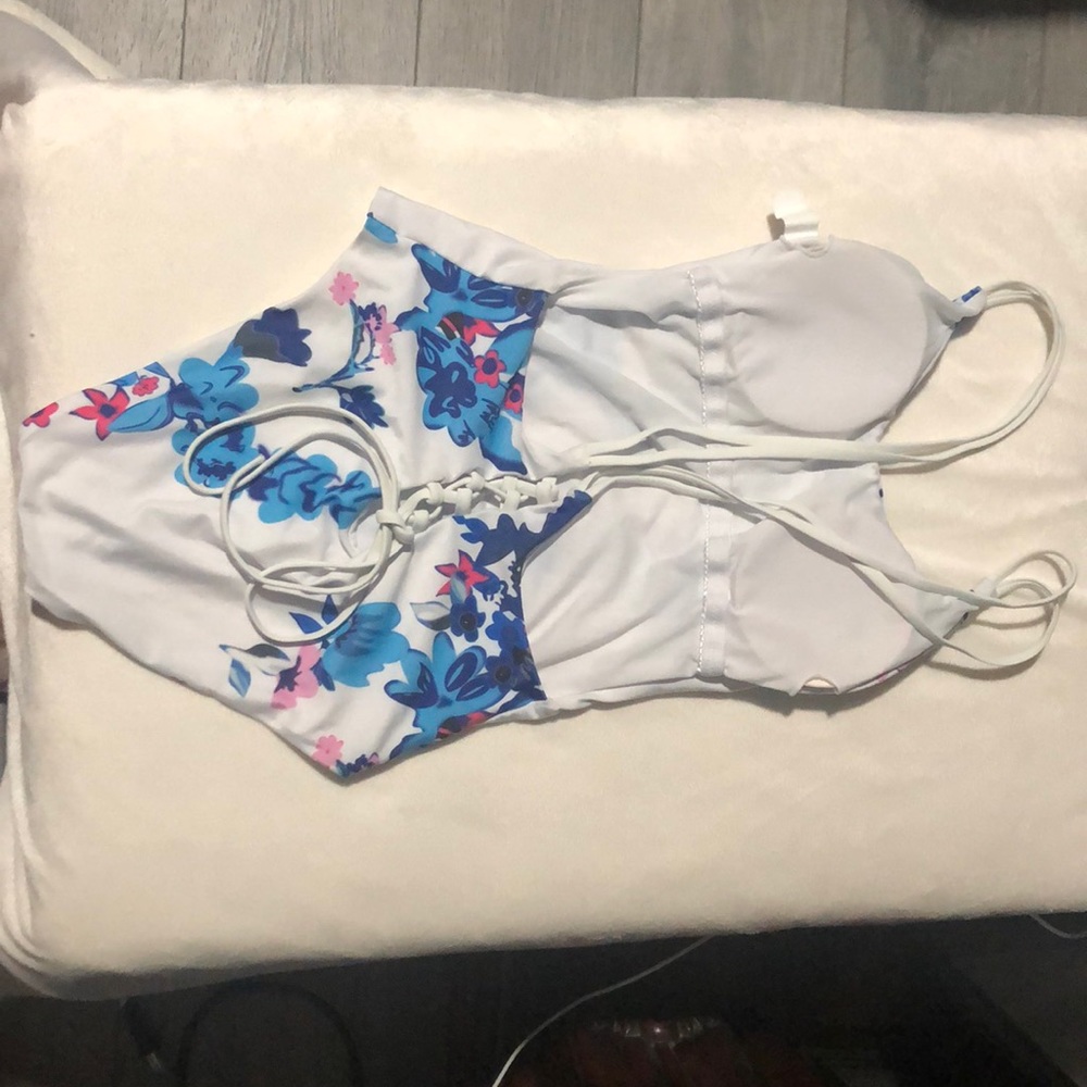 One piece open back floral swimsuit - Picture 6 of 8